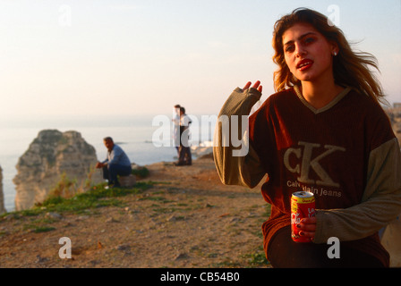 Ein junges Mädchen trinkt eine Dose Coca-Cola an der Corniche mit Blick auf das Mittelmeer, Beruit, Libanon Stockfoto