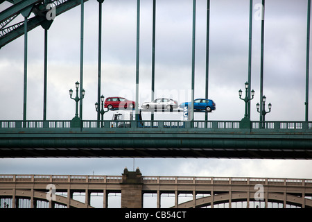 Auto Transporter Überquerung des Flusses auf Tyne Bridge Newcastle Stockfoto