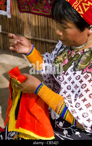 Kuna-Frau eine Mola nähen. San Blas Archipel, Karibik, Panama, Mittelamerika. Stockfoto