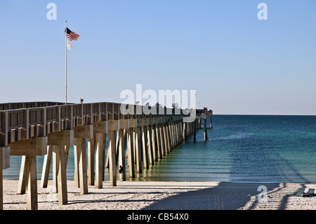 Eine lange, malerische Angelsteg in Panama City Beach, Florida. Stockfoto