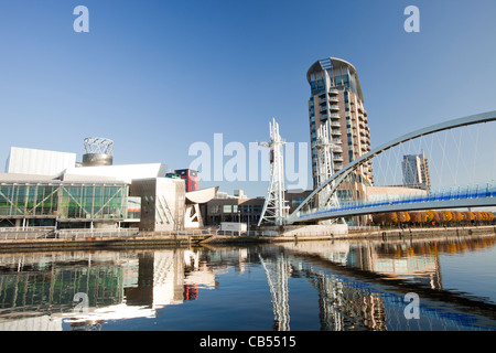 Die Lowry Theatre und Millenium Suspension Bridge in Salford Quays, Manchester, UK. Stockfoto