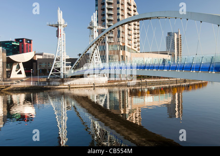 Die Lowry Theatre und Millenium Suspension Bridge in Salford Quays, Manchester, UK. Stockfoto