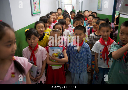 Chinesische Grundschüler stehen Schlange in Xi ' an, Provinz Shaanxi, China. 20. Mai 2011 Stockfoto