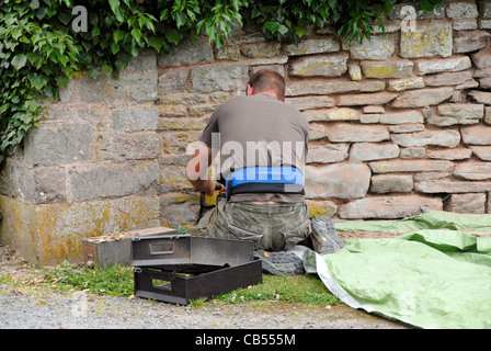 Steinmetz, die Reparatur eines traditionellen Steins Wand Luntley Herefordshire England UK Stockfoto