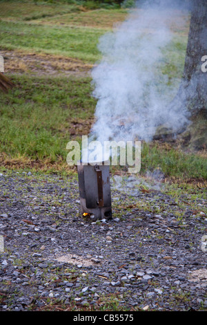 Schornstein-Starter mit glühende Kohlen für Dutch Oven Outdoor-Grillparty. Verwendet, um Kohlen für den Einsatz in Niederländisch Öfen brennen starten. Stockfoto