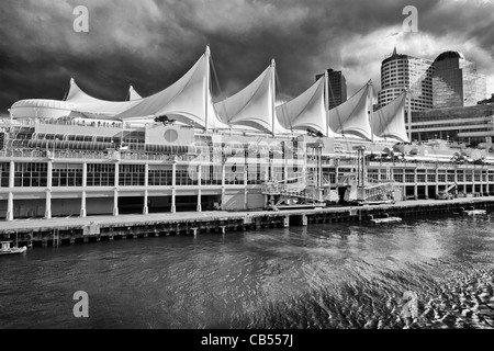 Ein Blick auf Canada Place in Vancouver, British Columbia, von Bord eines ausfahrenden Holland America Kreuzfahrtschiffes. Stockfoto