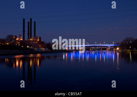 35W Bridge spanning Mississippi River in downtown Minneapolis illuminated by blue lights at dusk Stockfoto