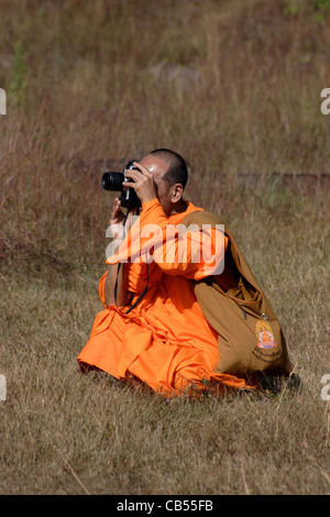 Ein buddhistischer Mönch nimmt ein Foto von den antiken Ruinen von Wat Phu, gebaut von Khmers in Champasak, Laos. Stockfoto