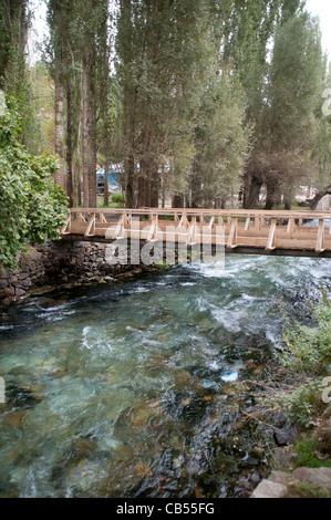 Die Mukus River in Richtung Süden unter einer Brücke und durch die kurdische Bahcesaray, im Südosten der Türkei. Stockfoto