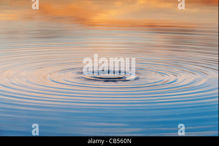 Goldene Wasser plätschern bei Sonnenaufgang in Indien Stockfoto