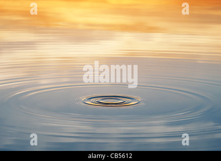 Goldene Wasser plätschern bei Sonnenaufgang in Indien Stockfoto