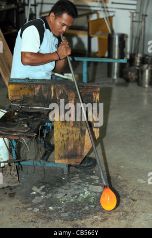 Mann, der eine Vase auf Faizy Crystal Glasbläserei auf der Insel Langkawi. Stockfoto