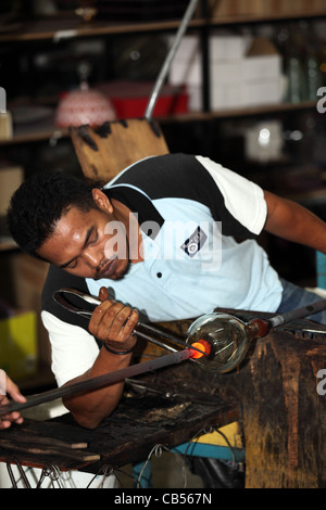 Männer machen eine Vase auf Faizy Crystal Glasbläserei auf der Insel Langkawi. Stockfoto