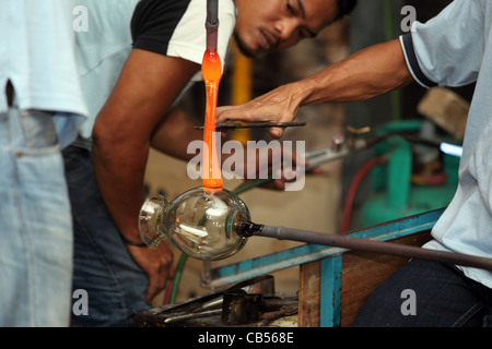 Männer machen eine Vase auf Faizy Crystal Glasbläserei auf der Insel Langkawi. Stockfoto