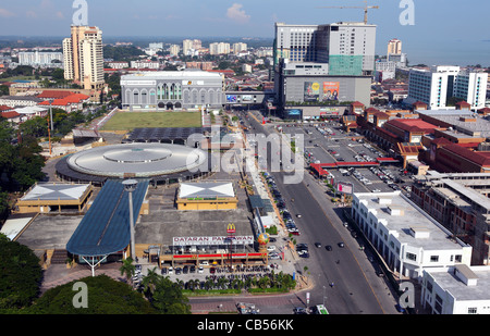 Blick auf Melaka Stadt von Menara Taming Sari (Melaka Turm). Melaka, Malaysia, Südostasien, Asien Stockfoto