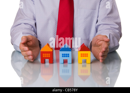 Real Estate Agent zeigt Häuser isoliert mit Reflexion Stockfoto