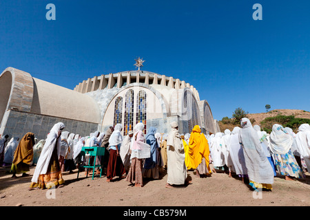 Eine Prozession der orthodoxen christlichen Gläubigen Fuß rund um die neue Kirche St. Mary von Zion in Aksum, Nord-Äthiopien, Afrika. Stockfoto