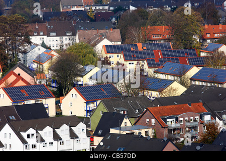 Private Häuser, Wohnhäuser, Siedlung, mit Solarmodul, Photovoltaik, Solarenergie, auf den Dächern zu produzieren. Bottrop, G Stockfoto