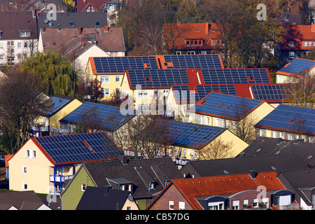 Private Häuser, Wohnhäuser, Siedlung, mit Solarmodul, Photovoltaik, Solarenergie, auf den Dächern zu produzieren. Bottrop, G Stockfoto