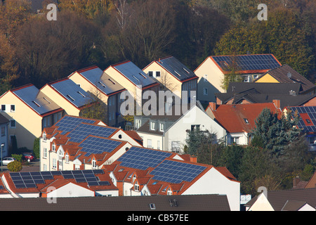 Private Häuser, Wohnhäuser, Siedlung, mit Solarmodul, Photovoltaik, Solarenergie, auf den Dächern zu produzieren. Bottrop, G Stockfoto