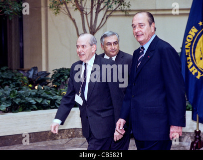 French President Jacques Chirac (R) trifft sich mit internationalen Währungsfonds durch Managing Director Michel Camdessus (L) und Weltbankpräsident James Wolfensohn beim IWF 18. Februar 1999 in Washington, DC. Stockfoto