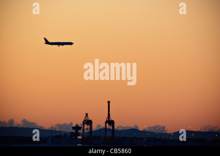 Flugzeug nähert sich Brisbane Airport über den Hafen von Brisbane im Morgengrauen. Angesehen von Shorncliffe Anlegestelle Stockfoto