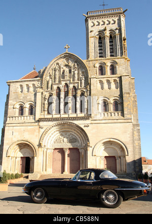 e-Typ vor der Basilique Sainte-Marie-Madeleine in Vezelay auf der 2011 laufen Beaujolais Stockfoto