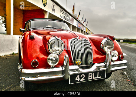 Jaguar XK zu gehen um den ehemaligen F1-Schaltung am Gueux in Reims während der 2011 Vorbereitung laufen Beaujolais Stockfoto