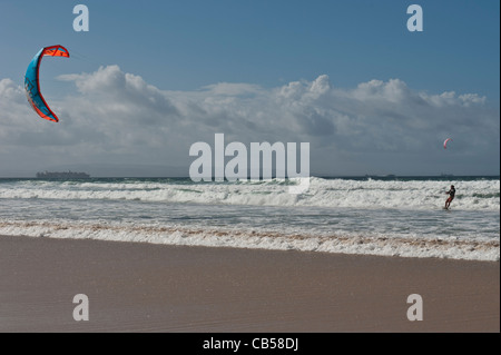 Kitesurfer auf der Küste von Tarifa, Andalusien, Spanien Stockfoto