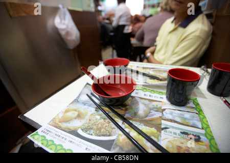 leere Schale und Stäbchen in eine Dim sum Tim ho wan Michelin-Sternen ausgezeichneten Restaurant in Mong Kok Bezirk Kowloon Hong Kong Hksar Chi Stockfoto