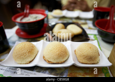 gebackene Brötchen mit gegrilltem Schweinefleisch in einer Dim-Sum Tim ho wan Michelin-Sternen ausgezeichneten Restaurant in Mong Kok Bezirk Kowloon Hong Kong Sonderverwaltungsregion Hongkong China Stockfoto