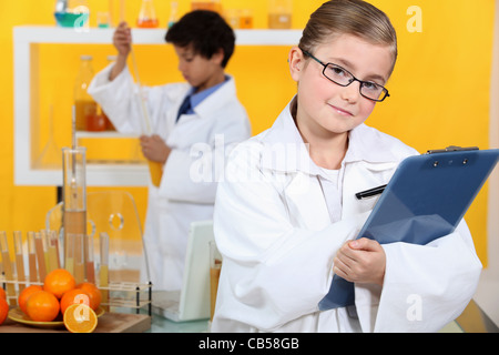 Kinder, die wissenschaftlichen Aktivitäten Stockfoto