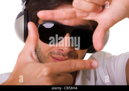 junger Mann Modell Hand Framming Musik hören (Tiefenschärfe) Stockfoto