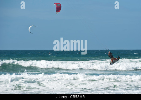 Kitesurfer auf der Küste von Tarifa, Andalusien, Spanien Stockfoto