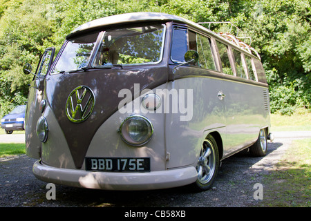 Ein abgesenkten 1966 Split Screen VW Wohnmobil auf einem Campingplatz in Devon an einem sonnigen Tag aufgenommen Stockfoto