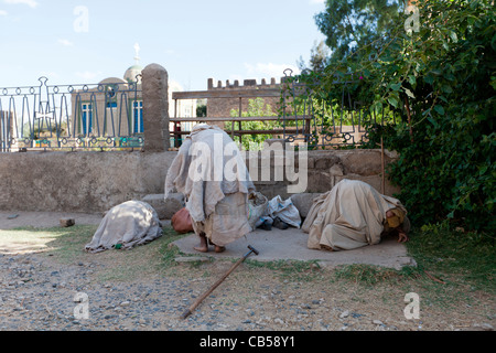 Orthodoxe christliche Pilger beten außerhalb der Geländer der Kapelle mit der Bundeslade, Aksum, Nord-Äthiopien Stockfoto