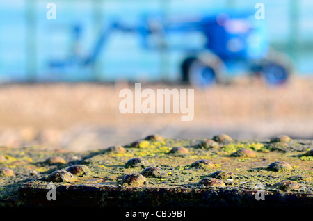 Alte Eisen Brücke Detail mit mechanischen Bagger im Hintergrund weichzeichnen Stockfoto