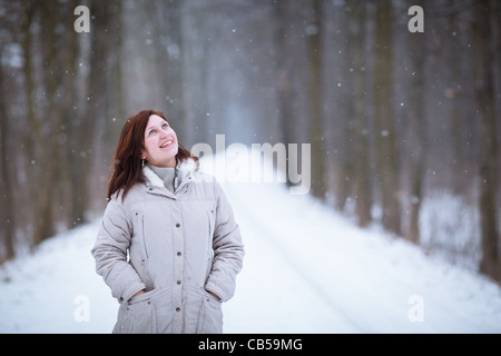 Porträt einer jungen Frau im Freien an einem verschneiten Wintertag Stockfoto