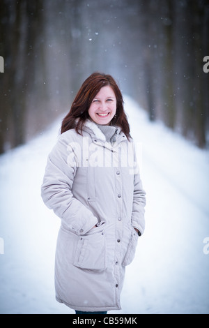 Porträt einer jungen Frau im Freien an einem verschneiten Wintertag Stockfoto