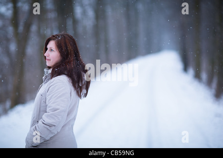 Porträt einer jungen Frau im Freien an einem verschneiten Wintertag Stockfoto