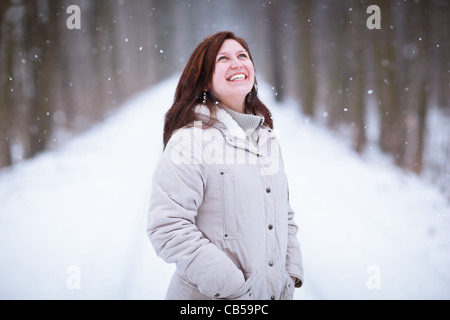Porträt einer jungen Frau im Freien an einem verschneiten Wintertag Stockfoto