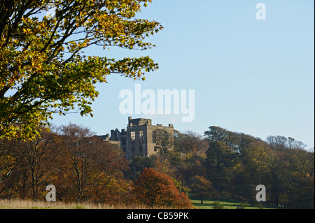 Ruinen inmitten einem Landschaftspark mit den Blättern der Park Bäume in ihre Herbstfärbung der alten Hardwick Hall. Stockfoto