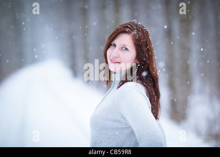 Porträt einer jungen Frau im Freien an einem verschneiten Wintertag Stockfoto