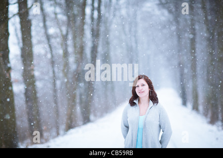 Porträt einer jungen Frau im Freien an einem verschneiten Wintertag Stockfoto