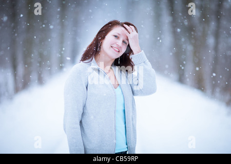 Porträt einer jungen Frau im Freien an einem verschneiten Wintertag Stockfoto