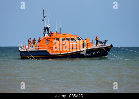 Das Cromer Offshore-Rettungsboot - The Tamar Klasse RNLB Victor Freeman wieder die Rampe hinauf Winde wird vorbereitet Stockfoto