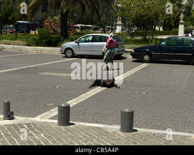 Athen Griechenland Irodou Attikou Straße Bettlerfamilie Verlegung mitten auf der Straße Stockfoto