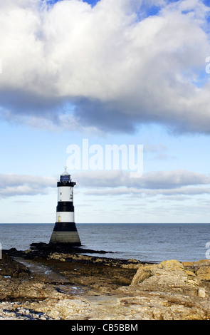 Ein Blick auf den Leuchtturm an Penmon Punkt auf der Isle of Anglesey, Nordwales. Stockfoto