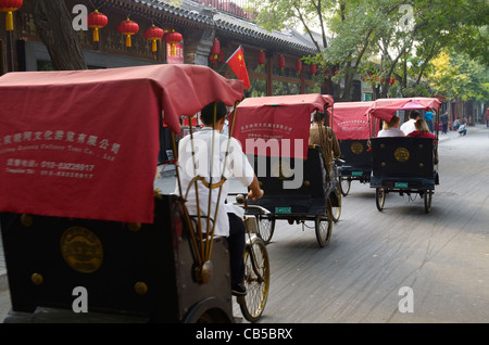 Fahrradrikscha Verkehr auf Qianhai Beiyan Straße in Shichahai-Bereich von Qianhai See Peking Volksrepublik China Stockfoto