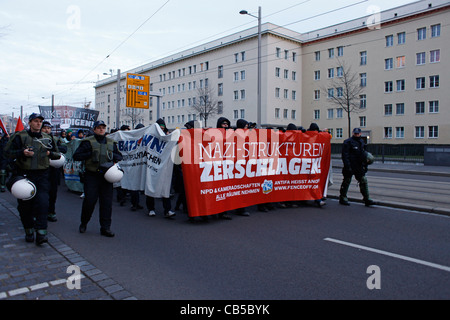 Antifaschistische Teilnehmer halten während einer Kundgebung gegen den Rechtsextremismus und das Parteizentrum der Neo-Nazi-NPD in Leipzig ein Banner in deutschen "Nazi-Strukturen" Stockfoto